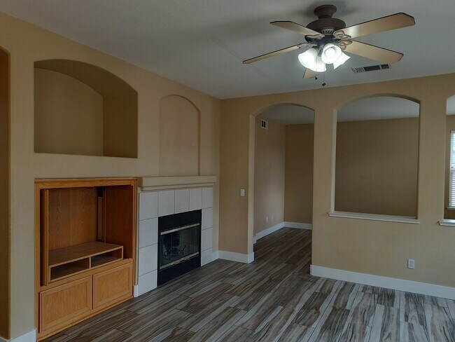 Foto del edificio - 4 Bedroom 3 Bathroom In Rocklin!