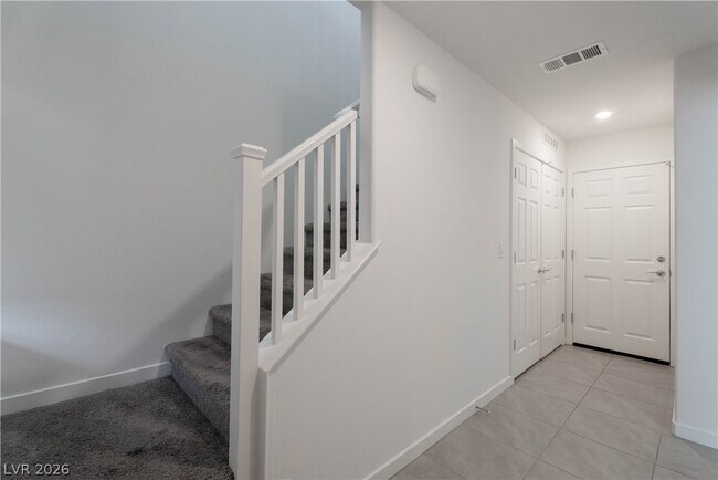 Building Photo - 902 Bronzite St