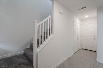 Building Photo - 902 Bronzite St