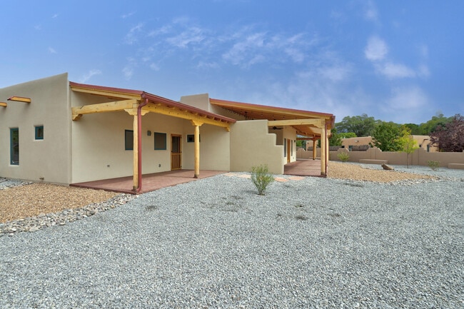Foto del edificio - 1020 Ortega Rd NW