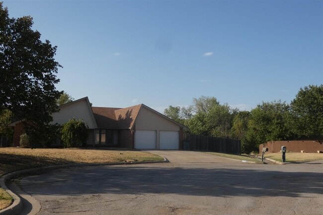 Building Photo - 2408 NW Redwood Ln