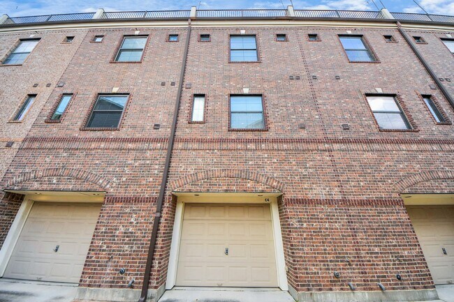 Building Photo - 2110 Shearn St