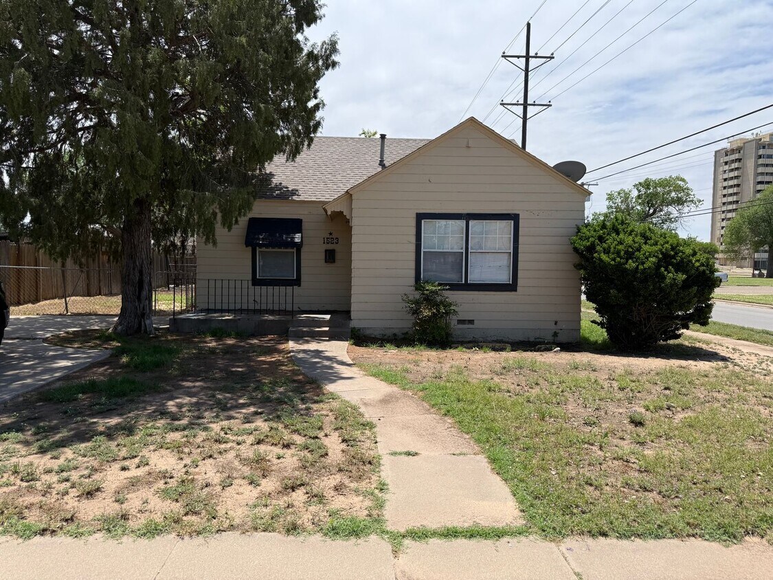 Foto principal - 2 Bed 1 Bath Home