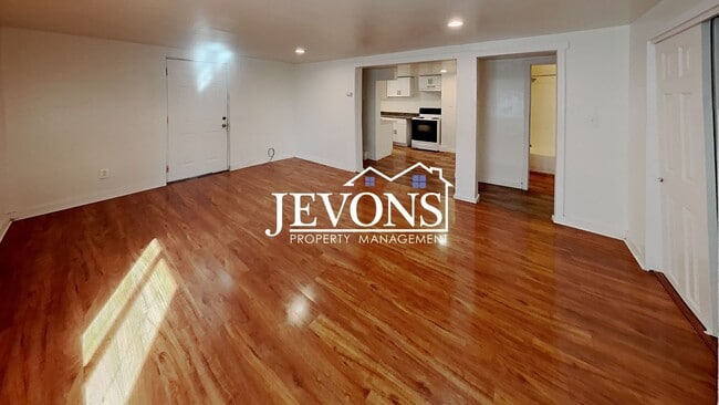 Building Photo - Inviting 2-bedroom 4-plex near Pritchard I...