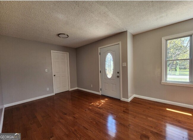 Building Photo - 2602 Lake Harbin Rd