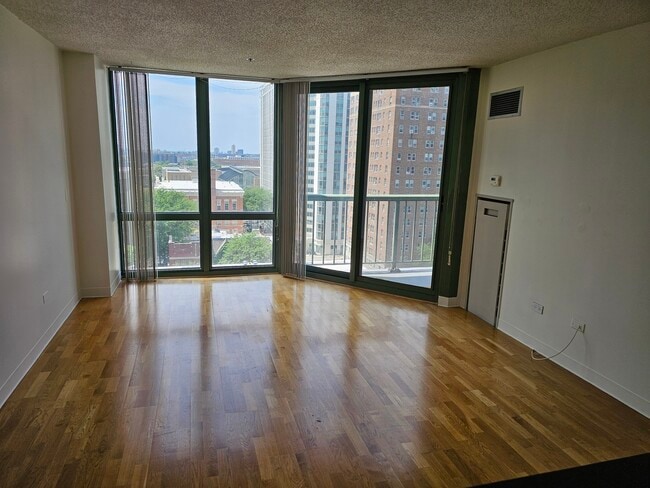 Building Photo - 111 W Maple St