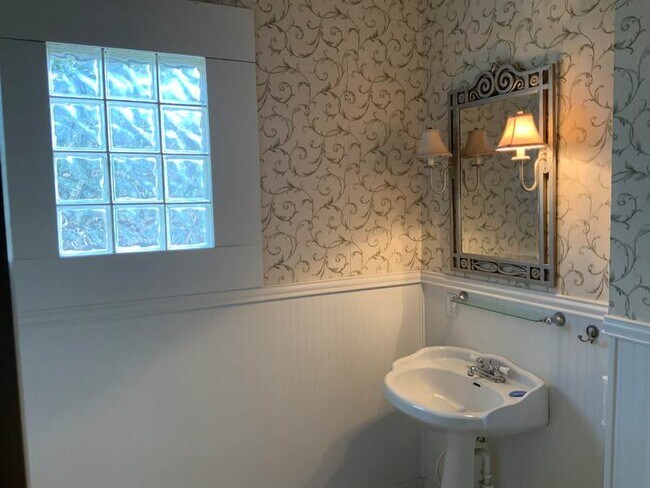 Building Photo - Super cute 2 bedroom/1 bathroom house loca...