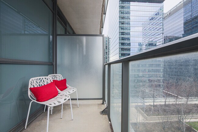 Photo du bâtiment - 55-65 Bremner Blvd