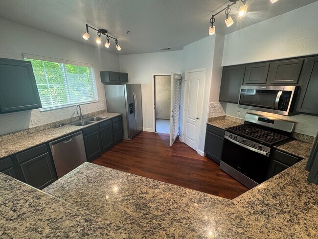 Building Photo - 2 bedroom | 2 bathroom | Upstairs loft | L...
