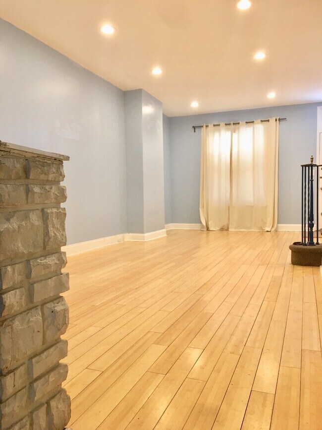 Foto del edificio - Beautiful 3-Bed/1-Bath Townhouse in Girard Estates/East Passyunk! Available Mid-August!