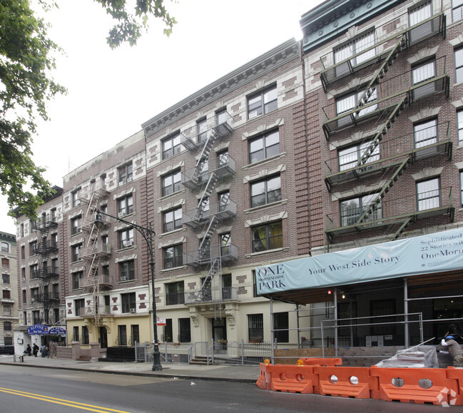 Primary Photo - 250 Manhattan Ave