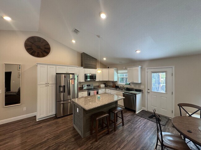 Foto del edificio - 6587 Park Ave NW