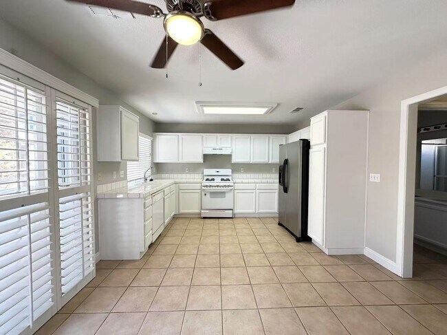 Foto del edificio - Beautiful Two-Story Home in Desirable West...