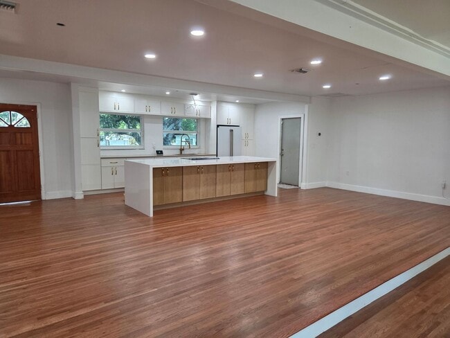 Building Photo - 13040 N Miami Ave