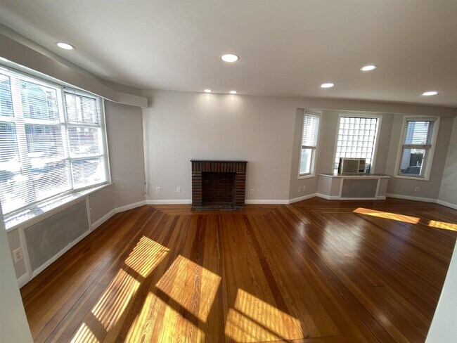 Building Photo - 16 Alexander Ave