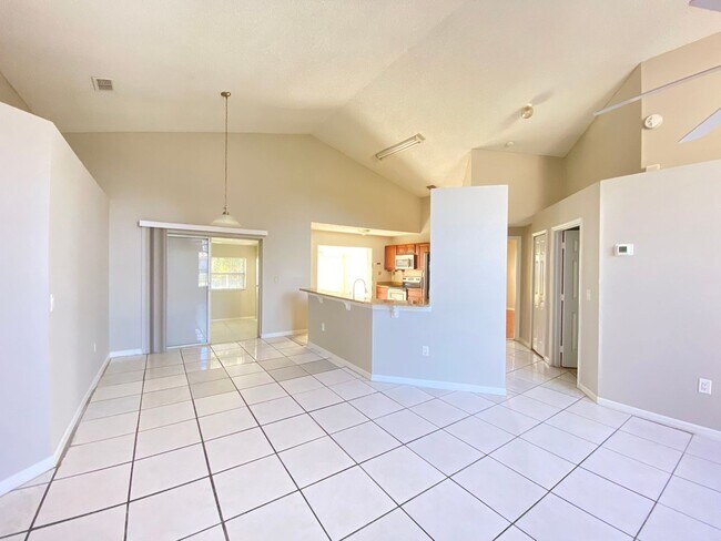 Foto del edificio - 3 Bed 2 Bath Home with Stainless Steel Appliances Near Poinciana Pkwy!