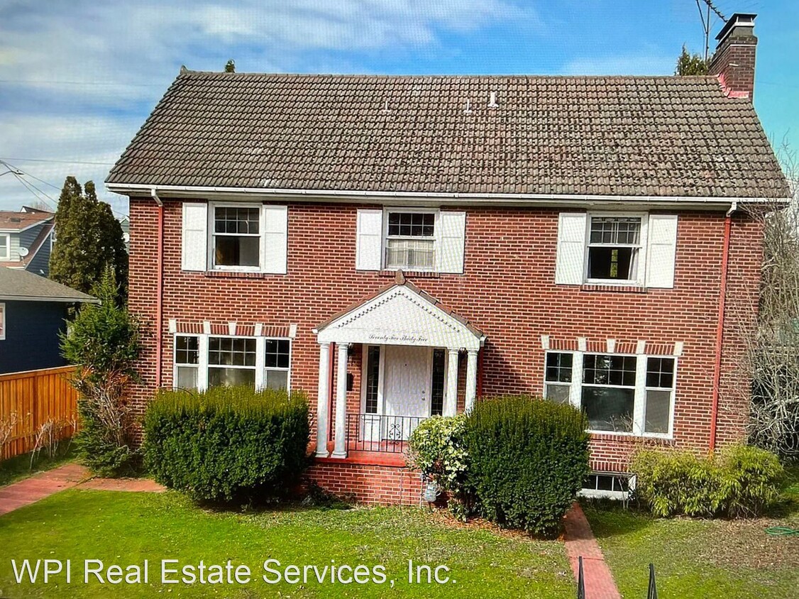 Primary Photo - 4 br, 2.5 bath House - 7235 W Green Lake D...