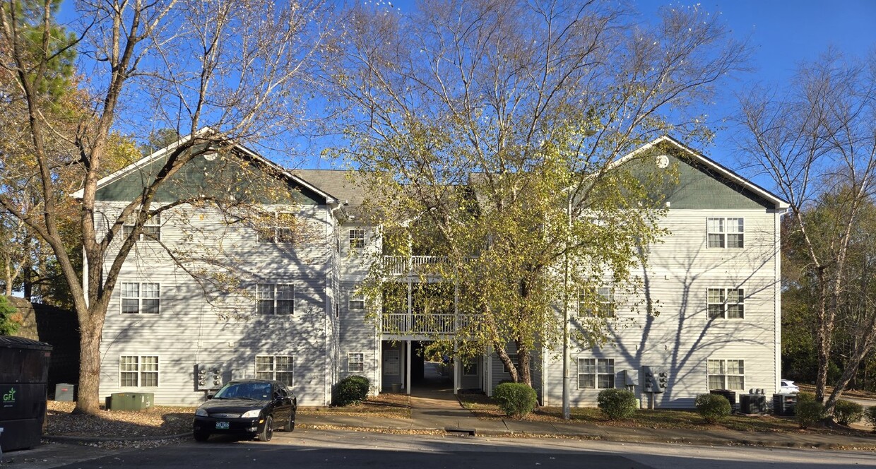 Foto principal - "Spacious 1391 Sq Ft Condo in Raleigh's Pr...