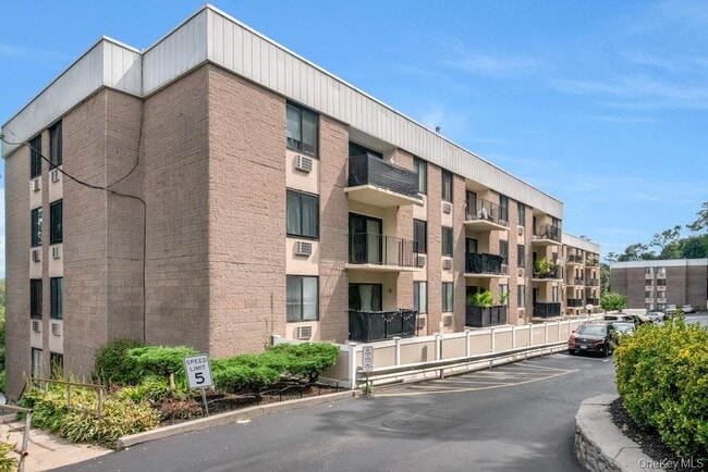 Building Photo - 128 Colonial Pkwy