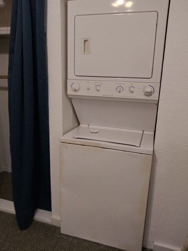 Washer/Dryer in unit - 714 Herbert St
