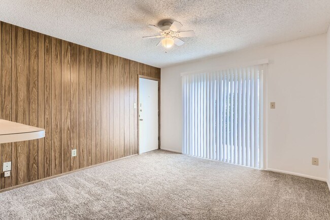 Foto del edificio - Evolve Real Estate: Stunning 2Beds/2 Baths, 1269 SQFT Condo with Two Assigned Parking Spots!
