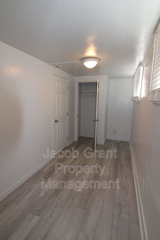Building Photo - 1108 E Lewis St