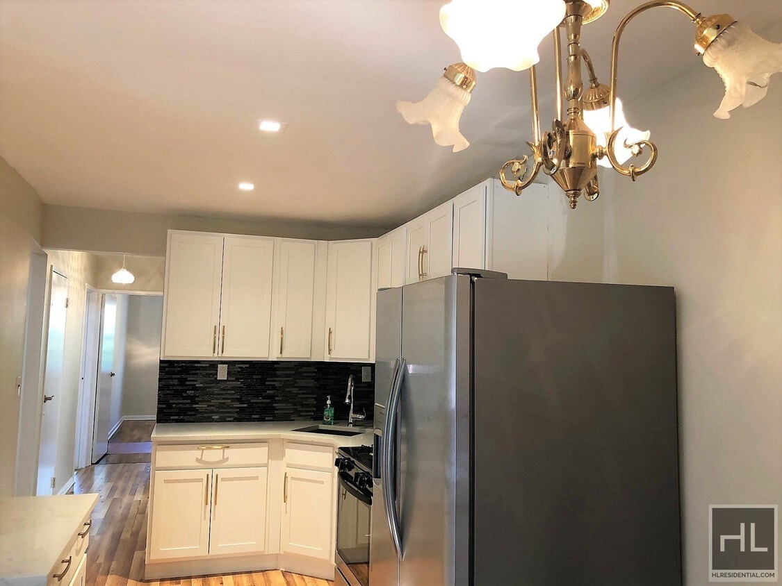 Foto principal - 1065 E 84th St