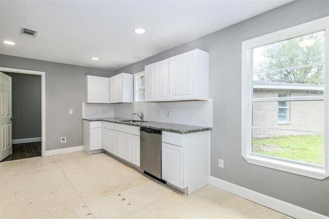 Building Photo - 809 Brook Hollow Dr