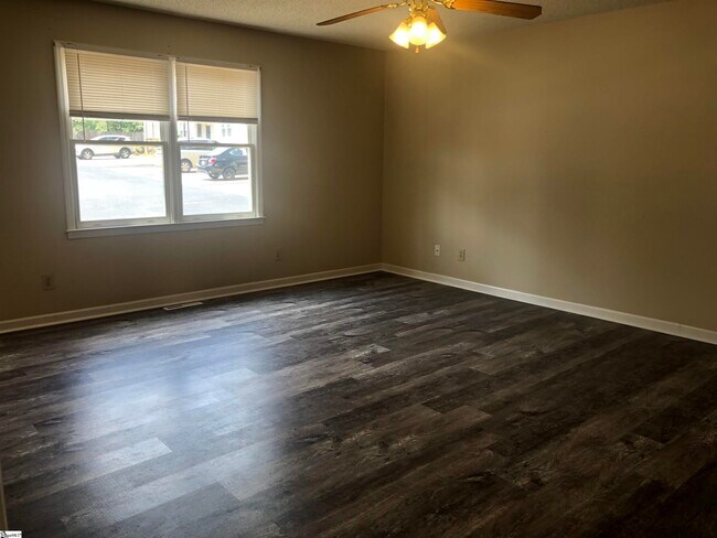 Foto del edificio - 114 Country Cove Ln