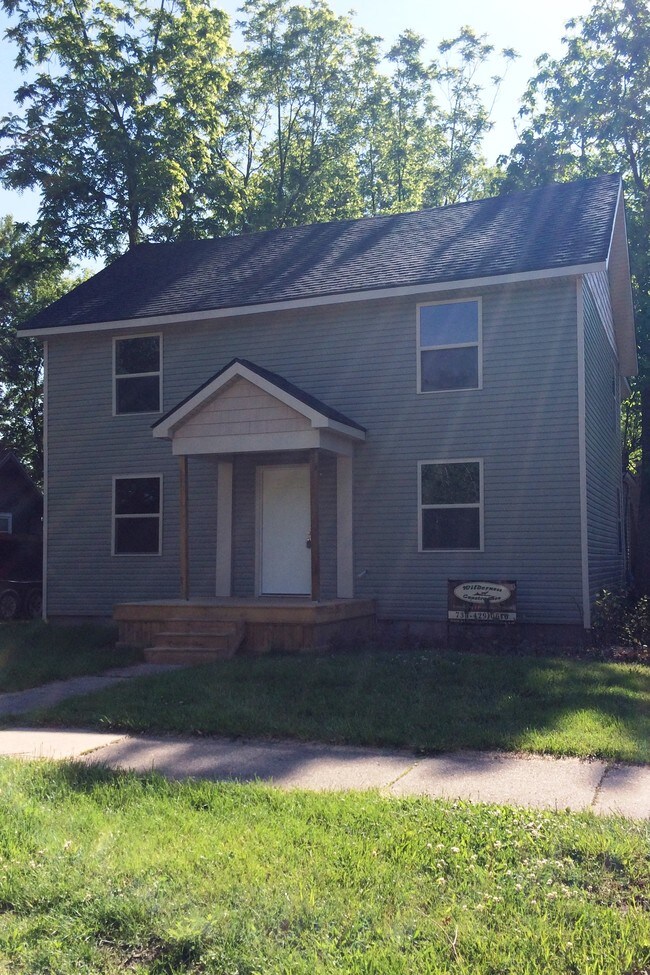 Building Photo - 11 S Summit St