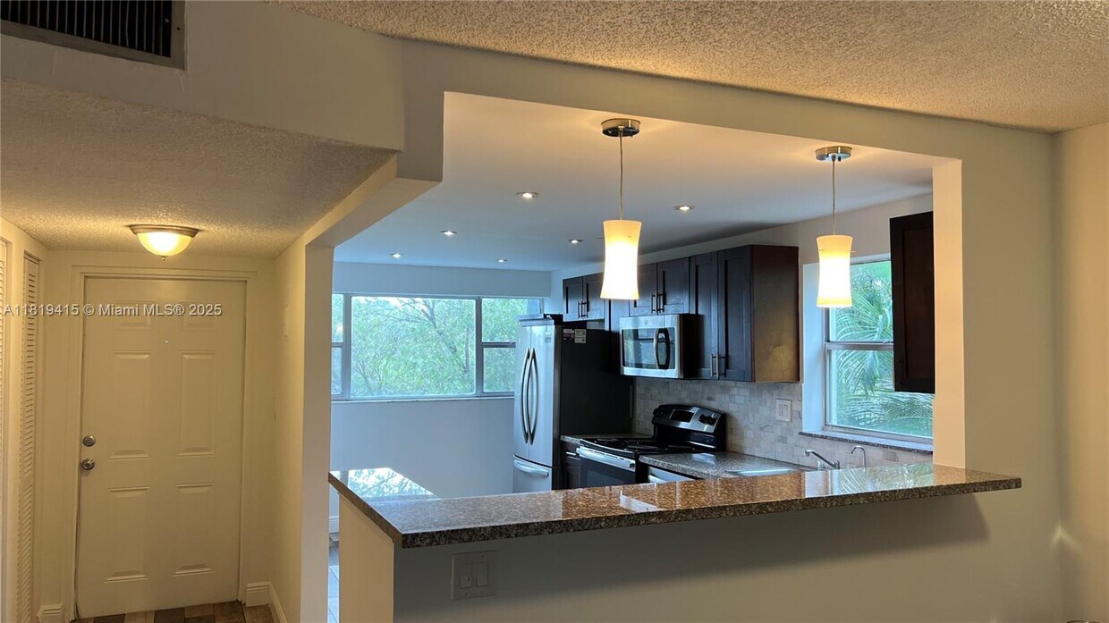 Foto principal - 8300 Sands Point Blvd
