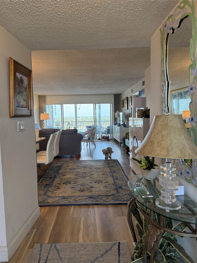 Foto del edificio - 1523 E Hillsboro Blvd