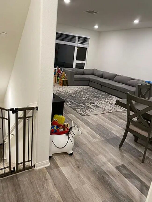 Foto del edificio - 8004 Cherry Ln