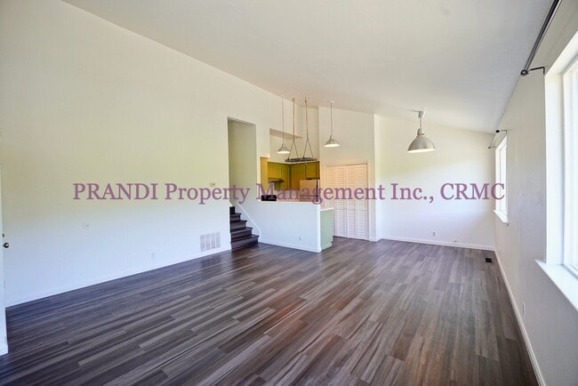 Building Photo - Quality Duplex, Right Near Downtown!
