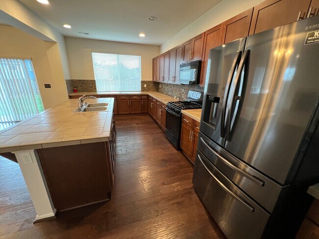 Building Photo - Spacious Home in Desirable Spanaway Community