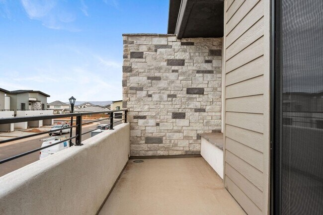 Foto del edificio - Very nice Crimson Park Townhome.