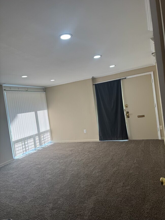 Foto del edificio - 7135 Donnell Pl