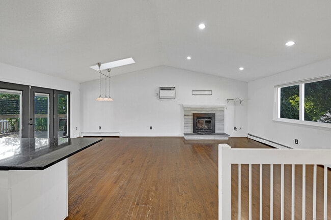 Building Photo - 90 Village Ln