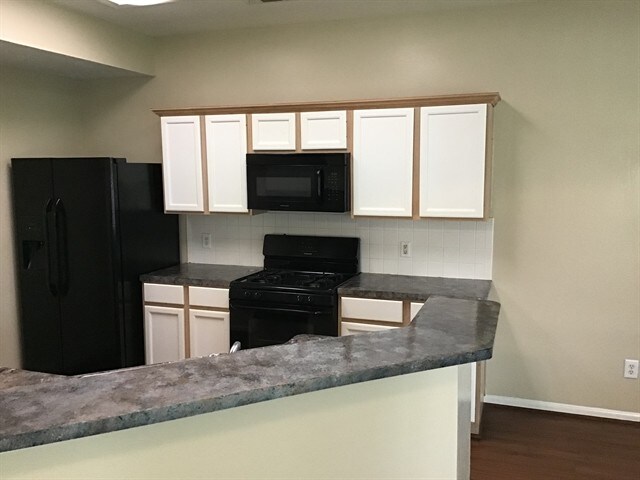 Foto del edificio - 1805 Manor Cir