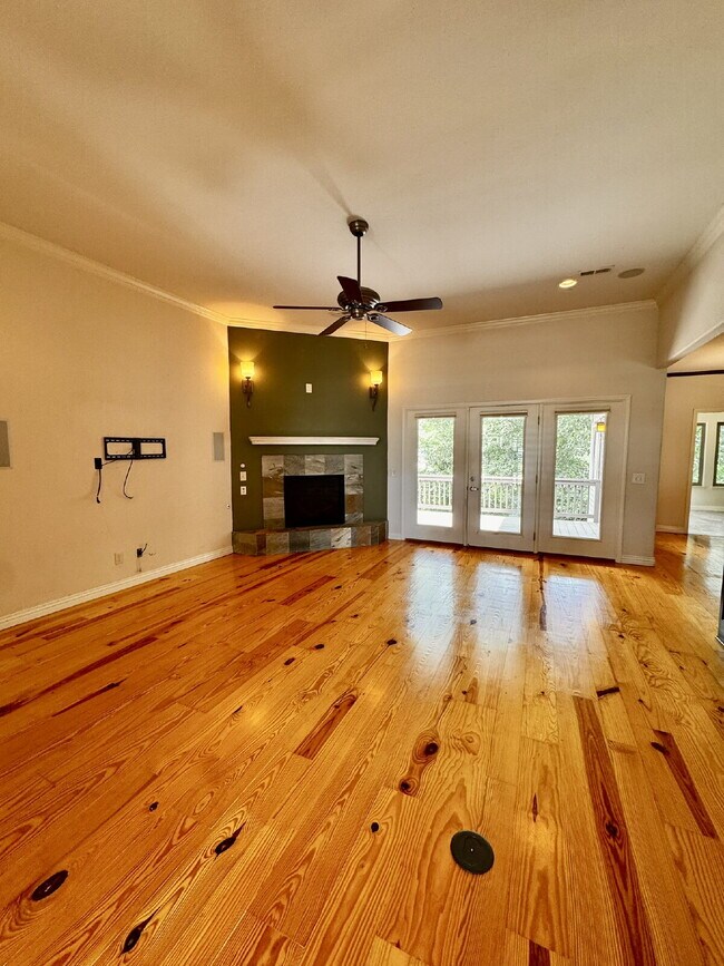 Building Photo - 723 N Lakeview Dr