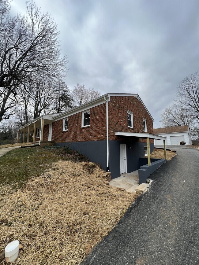 Building Photo - 118 Deerwood Dr