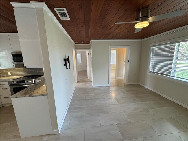 Building Photo - 303 Colonia Ln W