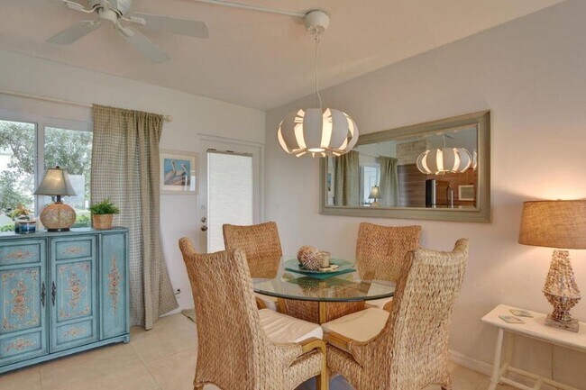 Dining area - 1043 Hillsboro Mile