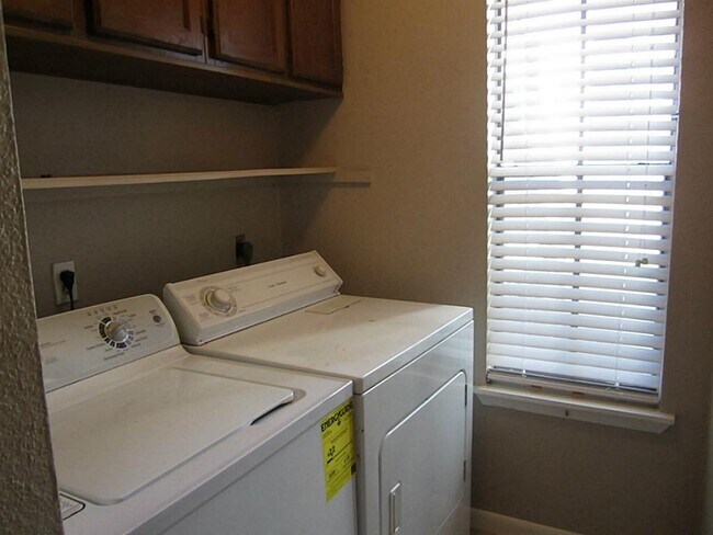 Foto del edificio - 17401 Red Oak Dr