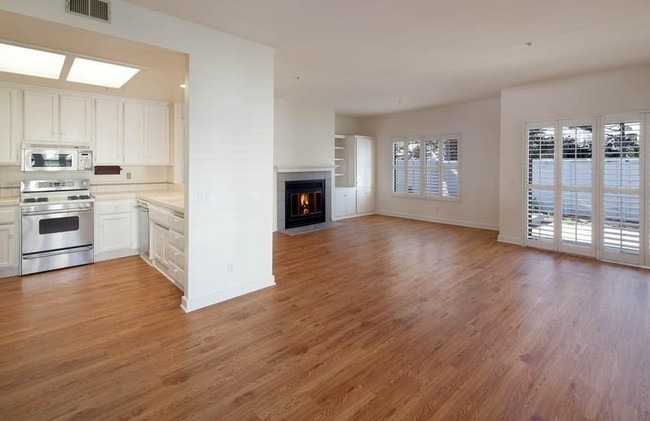 Building Photo - 4505 Carpinteria Ave