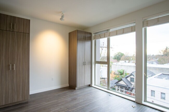 Foto del edificio - Modern + Chic Top Floor Studio Ready Early...