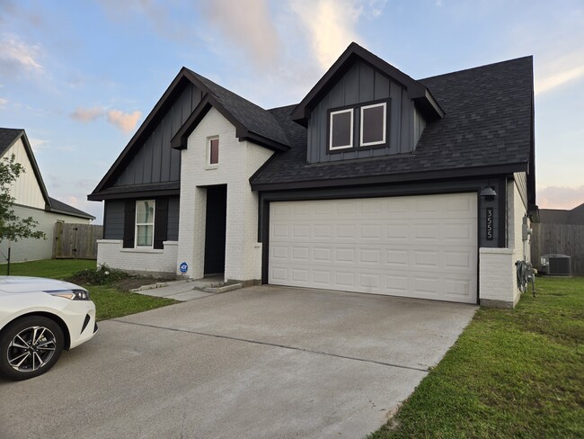 Building Photo - 3555 Crestfield Ln