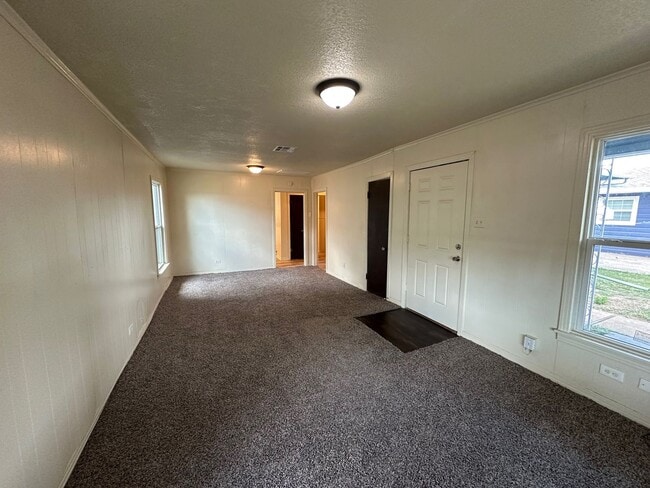 Foto del edificio - 3909 Roselawn Dr