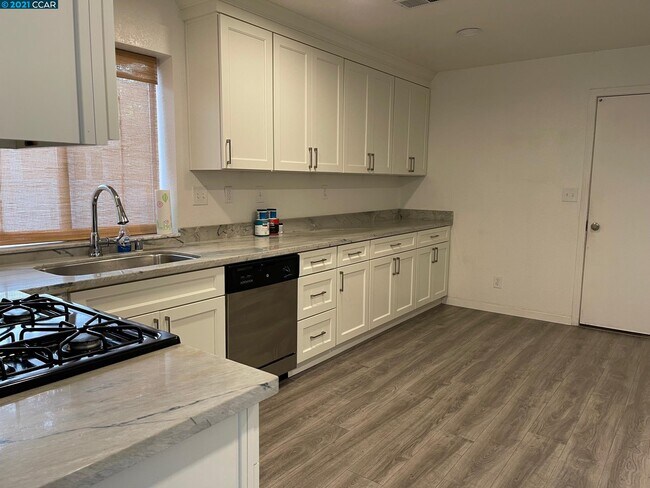 Foto del edificio - 806 Cameron Ct