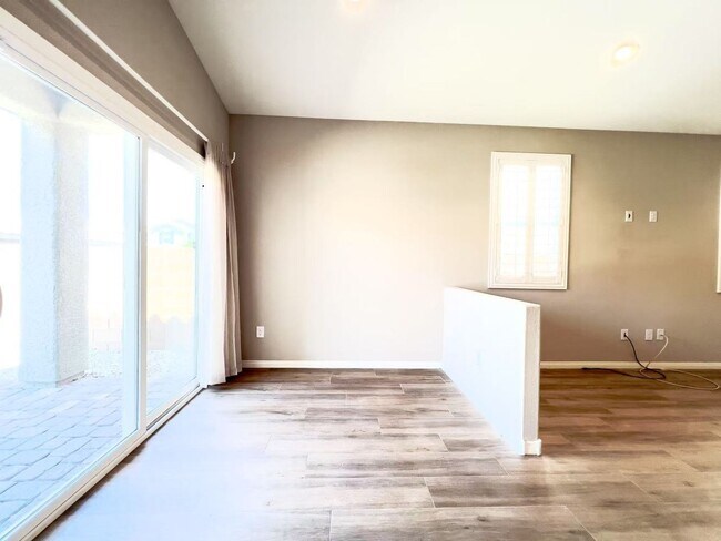 Foto del edificio - 8036 Literature Ct